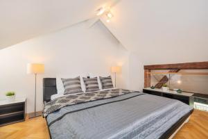 Postel nebo postele na pokoji v ubytování Old Town Square Premium Residence