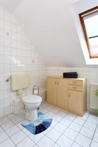 La salle de bains est pourvue de toilettes et d'un lavabo. dans l'établissement Ferienwohnung Backbord, à Carolinensiel
