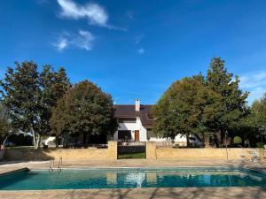 una piscina frente a una casa en VILLA BLANCA, en Olías del Rey