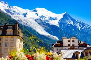 eine Stadt mit einem schneebedeckten Berg im Hintergrund in der Unterkunft Rupicapra apartment - Chamonix All Year in Chamonix-Mont-Blanc