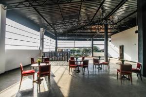 A restaurant or other place to eat at Hotel 198 Negombo