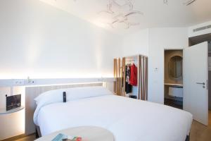 A bed or beds in a room at Ibis Abdelmoumen Casa Centre