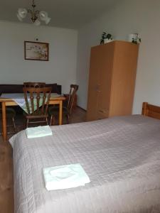 Un pat sau paturi într-o cameră la Boróka Vendégház