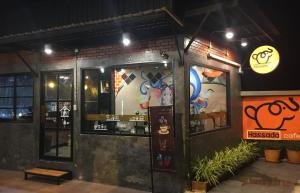 een winkel voor een restaurant 's nachts bij Q Zone Boutique House in Phra Nakhon Si Ayutthaya