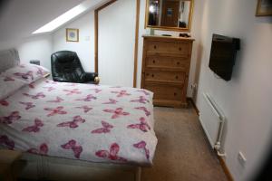 Un pat sau paturi într-o cameră la Crackin View Guest House