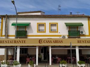 een gebouw met een restaurant ervoor bij La Casa del Montero in El Pedroso