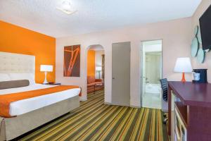 Voodi või voodid majutusasutuse Howard Johnson by Wyndham Phoenix Airport/Downtown Area toas