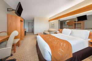 Posteľ alebo postele v izbe v ubytovaní Microtel Inn & Suites