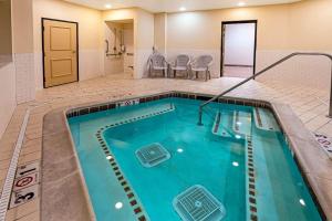 una piscina cubierta en una habitación de hotel en La Quinta by Wyndham Butte, en Butte