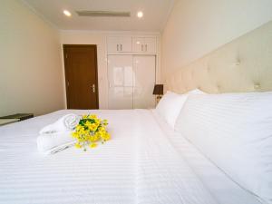 Giường trong phòng chung tại Vinhomes Luxury Apartment by Original Price