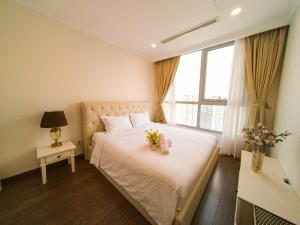 Giường trong phòng chung tại Vinhomes Luxury Apartment by Original Price