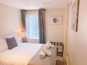 - une chambre avec un lit et des serviettes dans l'établissement Central City Apartment - Free Parking, à Belfast