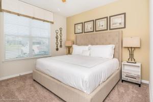 Un pat sau paturi într-o cameră la Beautiful Townhome wPool &FREE Resort Access