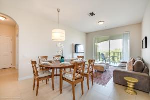 comedor y sala de estar con mesa y sillas en Cozy Condo wPrivate Balcony & FREE Resort Access, en Orlando