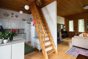 Majoituspaikan Leena's B&B keittiö tai keittotila