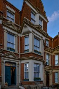 een rood bakstenen gebouw met een blauwe deur bij Jazz House in Derry Londonderry