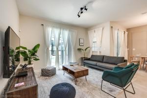 una sala de estar con un sofá y una mesa en 4814 Lullaby Lane, en Kissimmee
