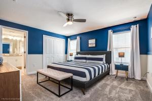 1 dormitorio con paredes azules, 1 cama y 1 silla en 4814 Lullaby Lane, en Kissimmee 56 fotos más