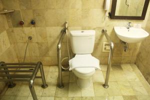 Kupatilo u objektu Hotel New Saphir Yogyakarta
