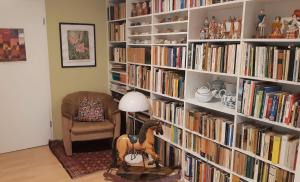 a room with a book shelf filled with books at Ferienwohnung mit Garten in Berlin