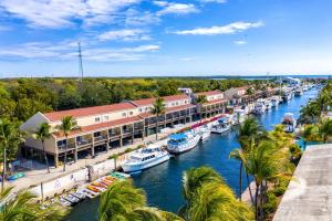 Vedere de sus a Waterside Suites and Marina