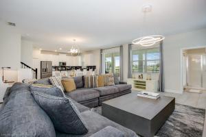 Posezení v ubytování Contemporary Home w Private Pool& Spa
