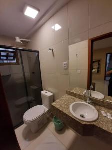 uma casa de banho com um WC, um lavatório e um chuveiro em Hotel Central em Vitória da Conquista