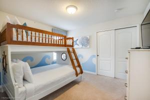 Tempat tidur susun dalam kamar di Villa w Private Pool FREE Resort Access