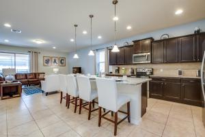 eine Küche und ein Wohnzimmer mit einem Tisch und Stühlen in der Unterkunft Villa w Private Pool FREE Resort Access in Kissimmee