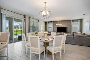 Posezení v ubytování Contemporary Home w Private Pool& Spa