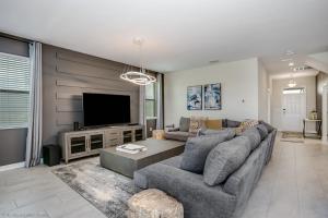 TV a/nebo společenská místnost v ubytování Contemporary Home w Private Pool& Spa