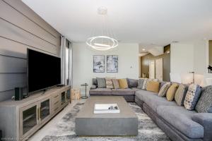 TV a/nebo společenská místnost v ubytování Contemporary Home w Private Pool& Spa