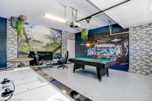 Biliár nebo kulečník v ubytování Contemporary Home w Private Pool& Spa