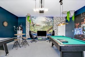 Herní místnost v ubytování Contemporary Home w Private Pool& Spa