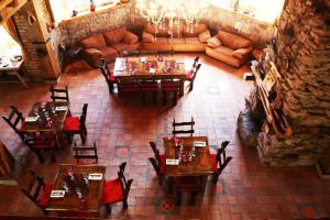 una vista aérea de un restaurante con mesas y sillas en Hacienda Turistica Intihuatana, en San Fernando