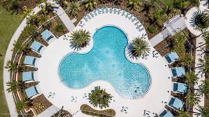 uma vista superior de uma piscina num resort em Pool Villa wFREE Resort Access Great Reviews em Kissimmee