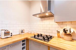 Kuchyň nebo kuchyňský kout v ubytování New Town Apartment with Castle View + 8 fotografií