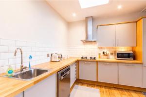 Kuchyň nebo kuchyňský kout v ubytování New Town Apartment with Castle View