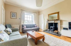 Posezení v ubytování New Town Apartment with Castle View