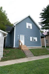 une maison bleue avec des escaliers en face de celle-ci dans l'établissement Spacious Rustic Downtown Market St 1 Bedroom Apt, Sleeps Up to 5, Steps to Honeywell & Eagles Theatre, à Wabash