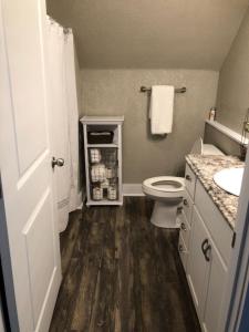 Ένα μπάνιο στο Spacious Rustic Downtown Market St 1 Bedroom Apt, Sleeps Up to 5, Steps to Honeywell & Eagles Theatre +18 φωτογραφίες