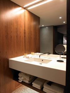 uma casa de banho com um lavatório e um espelho em Altis Prime Hotel em Lisboa