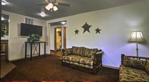 a living room with a couch and stars on the wall at Prairie Star in Escalante