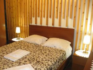 una camera con un letto con due cuscini e due lampade di Casa Santana a Nordeste