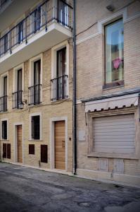 un edificio de ladrillo con dos puertas y ventanas de garaje en M Suite en San Benedetto del Tronto