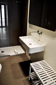 Ett badrum på M Suite