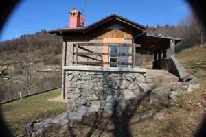 a house on a hill with a stone wall at I laghi di Spettino in Antea
