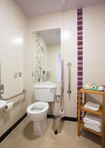 uma casa de banho com um WC branco e um chuveiro em Crowne Plaza Dublin Blanchardstown, an IHG Hotel em Blanchardstown