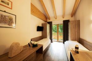 een grote woonkamer met een bank en een tv bij CIMA 11 & SASS PORDOI - Apartments in Moena