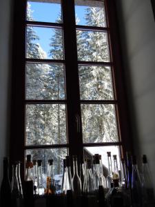 una ventana con un montón de botellas de vino en Herrenhaus Schluchsee en Schluchsee